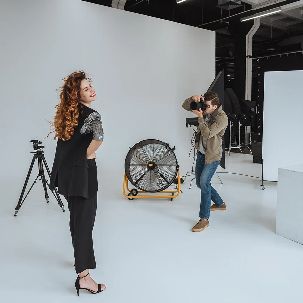 professional-photographer-and-beautiful-model